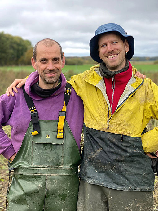 zwei Gärtner auf dem Acker