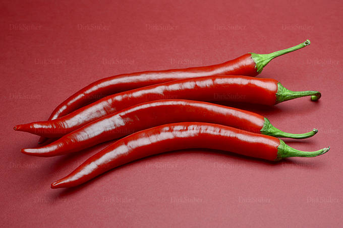 Vier rote Chilischoten