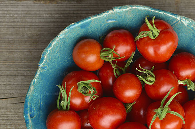 Schöne Tomaten in getöpferter Schale